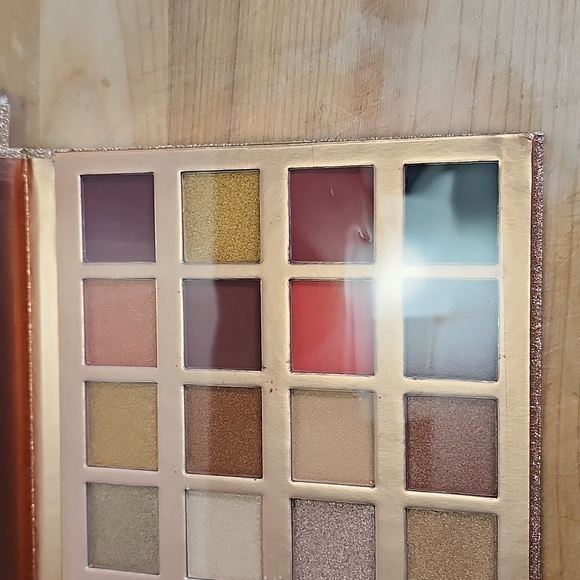 Glow Makeup Revolution Eyeshadow Pallet New - Picture 4 of 8